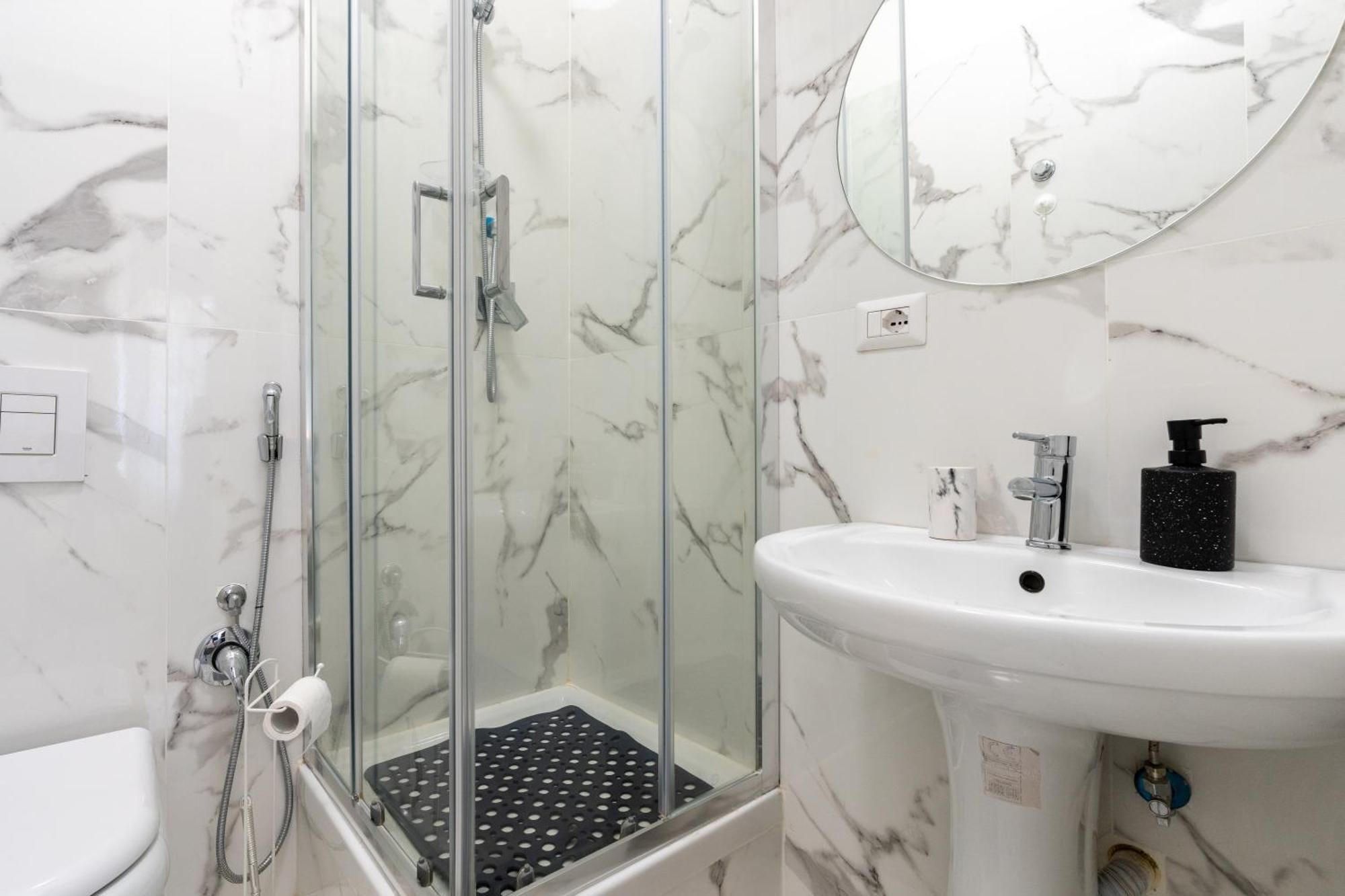 Amazing Apartment Near To Colosseo And Subway Rome Exterior photo